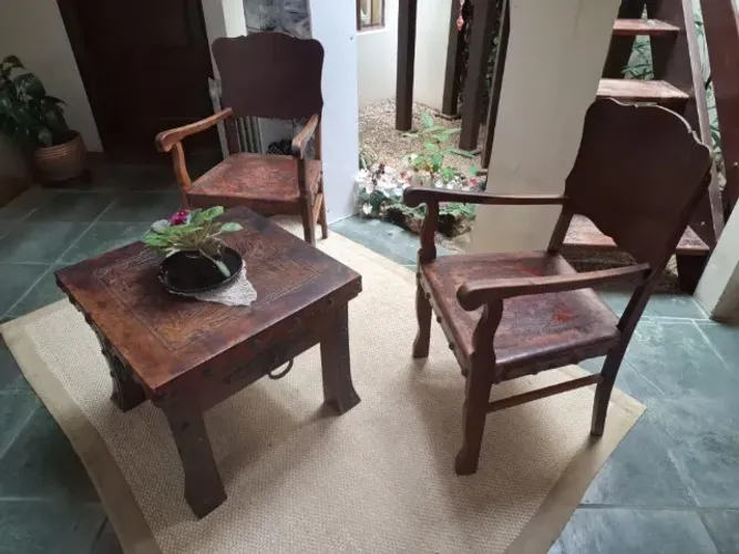 Cadeira e mesa em couro