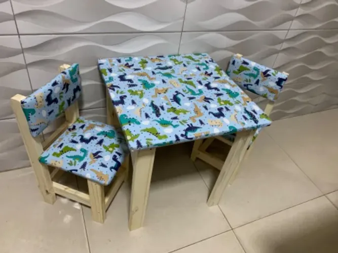 Mesa infantil, com tema dinossauro 