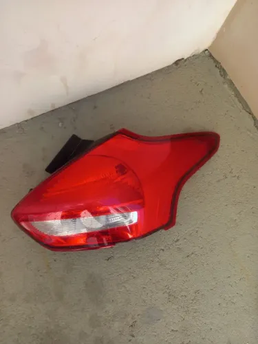 Lanterna traseira direita Ford Focus Hatch original com detalhe lente 