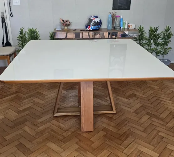Mesa de jantar em madeira maciça 150x150 reforçada pra 8 cadeiras