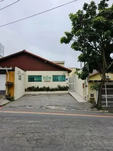 Casa comercial a venda com 120 m² sendo 6 salas 02 banheiros e 2 vagas Super Quadra Morumb