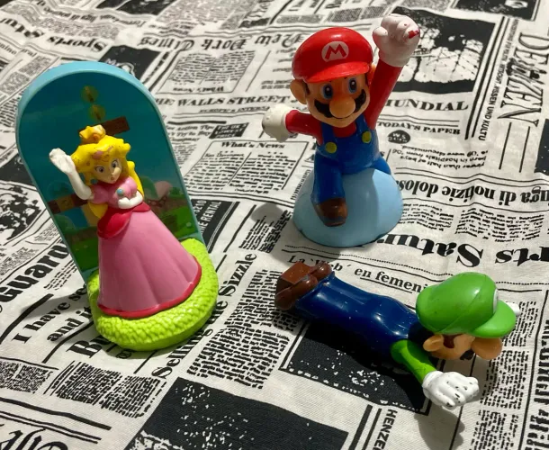 Bonecos Mario e Princesa Peach 