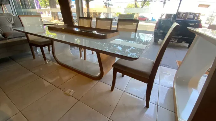 Mesa completa com cadeiras de madeira maciça
