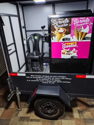Trailer com máquina de sorvete expresso