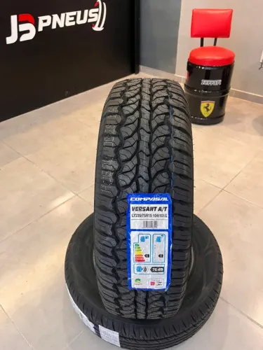 Pneu 235/75/R15 Compasal A/T com letras brancas na lateral e excelente performance
