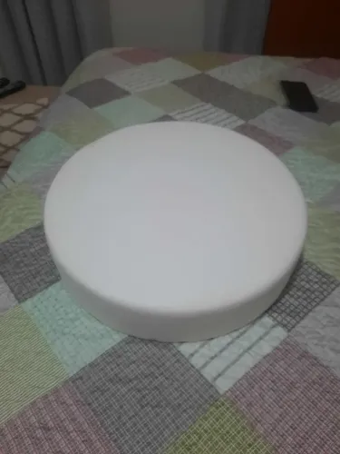 BOLO FAKE COM 43 CM DIÂMETRO E 10 CM DE ALTURA USADO APENAS DUAS VEZES VENDO BARATO HOJE