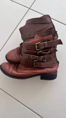 Botas de couro marrom com fivelas