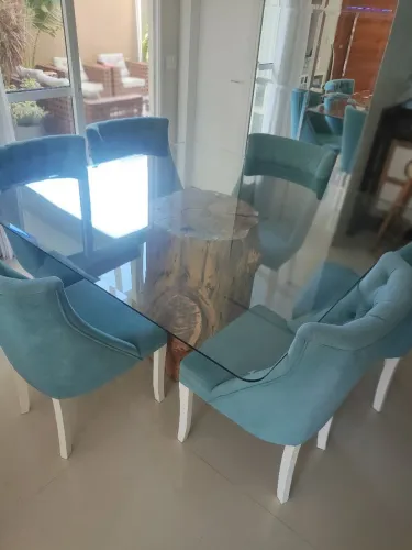 Mesa de Jantar com 8 poltronas. 