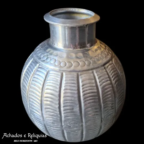 Vaso Indiano em Metal com gomos verticais em relevo
