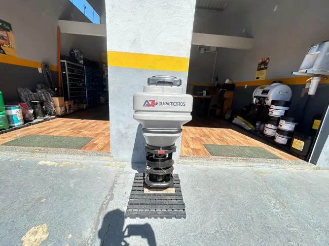 Semeadeira Elétrica 63 Lts C/ painel de controle de vazão 