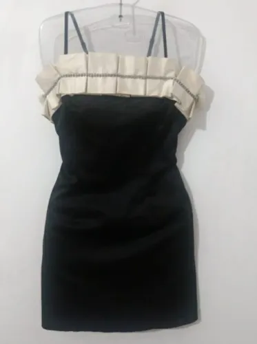 Vestido com Detalhes em Strass todo forrado e com alças reguláveis.