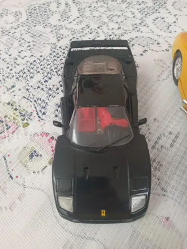 Miniatura Ferrari F40 1987 Burago 1/24 Preto Italiana em metal com pneus de borracha, aber