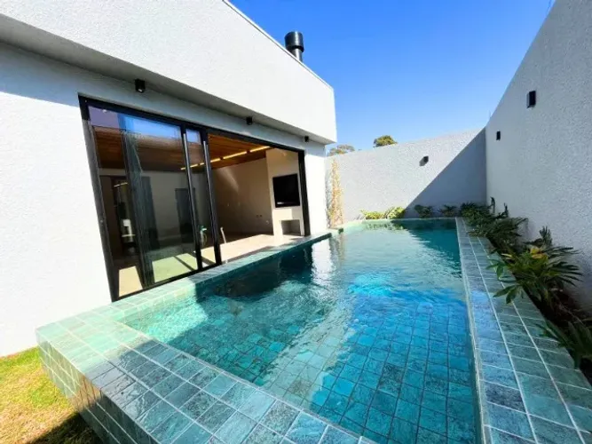 Linda casa com piscina e 03 suítes 