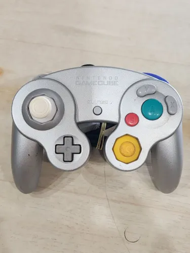Controle de game cube seminovo prata