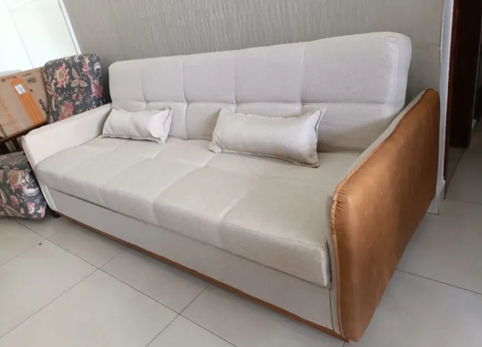 Sofa cama com bau tecido linho laterais em corino