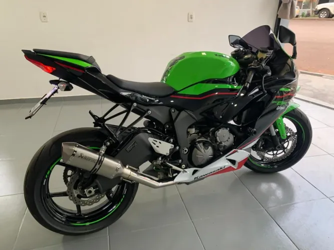 Moto nova zero detalhes, possui 2 ponteira sportiva, só venda