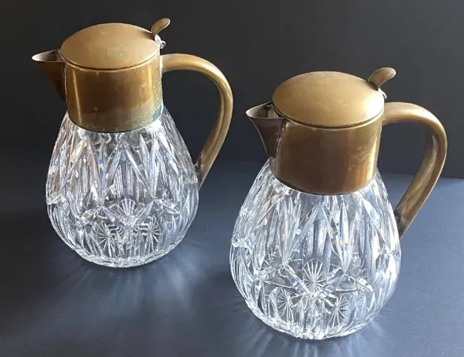 Duas jarras de cristal para refrescos, origem alemã anos 40. A: 26 cm e L: 24 cm