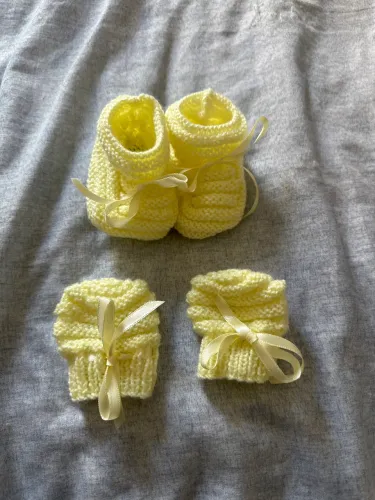 Sapatinho com luvinha amarelo de 0 a 6 meses 