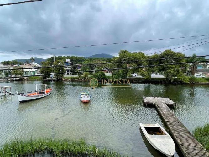 À venda | 670 m², 8 quartos e 4 vagas de garagem - Canal da Barra da Lagoa, Florianópolis.