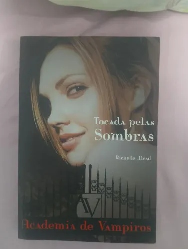 Livro Academia de Vampiros: Tocada pelas Sombras