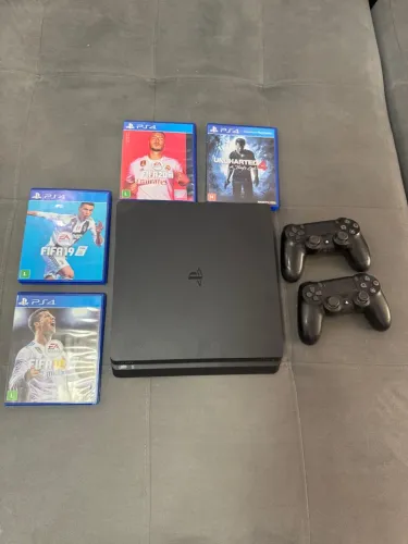 Playstation 4 com 4 Jogos e 2 Controles