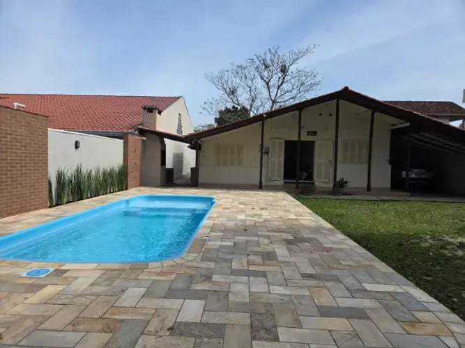 Casa com piscina em Guaratuba - perto da praia, 3 quartos, muito espaço