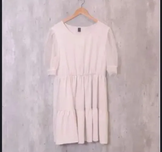 Vestido bege manga em tule