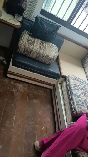 Sofá madeira maciça com cama e almofadas