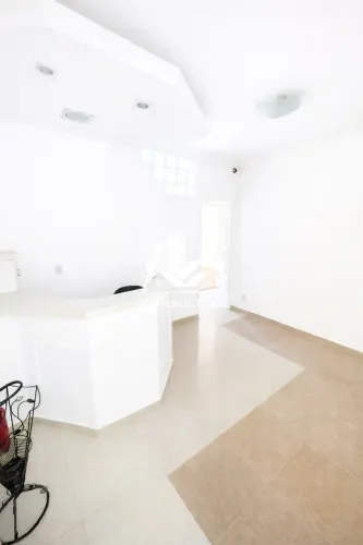 Sala comercial à venda na Vila Mathias em Santos com 94 m² pronta para clínica ou escritór