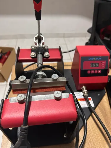 Prensa térmica da marca MECOLOUR, ideal para personalização de canecas sublimáticas