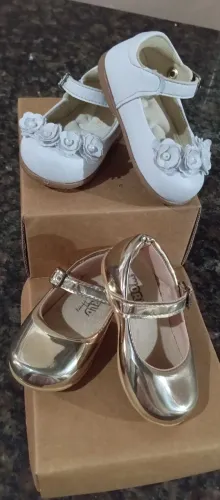 Sapatinhos infantil, para menina. Dourado e Branco com flores e detalhes em pérolas.