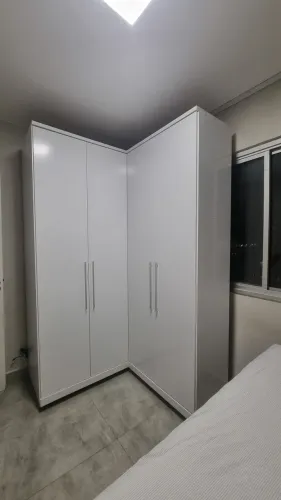 Guarda-roupa em L