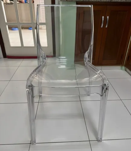 Mesa de cozinha em mármore com pé de madeira escultural