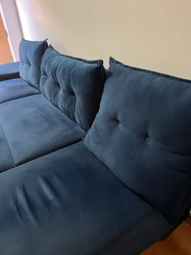 Sofá azul marinho, em ótimo estado de conservação.