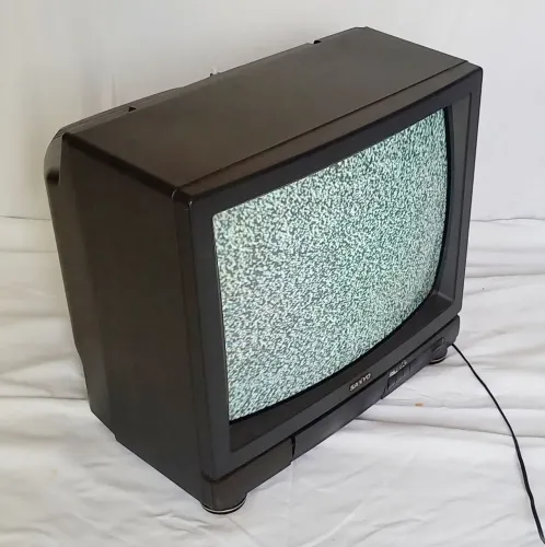 TV Sanyo vintage FUNCIONANDO p/ colecionador. 20 polegadas. Mod. CTP 6770 Colorida bivolt.