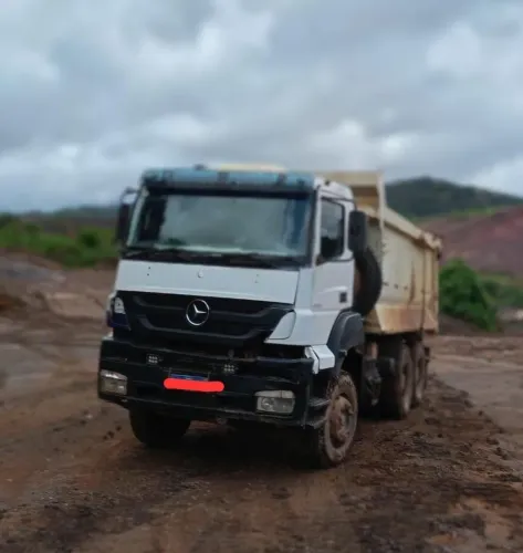 Caminhão Axio 33/40