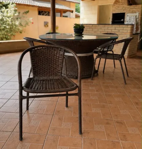Vende-se mesa redonda com cadeiras
