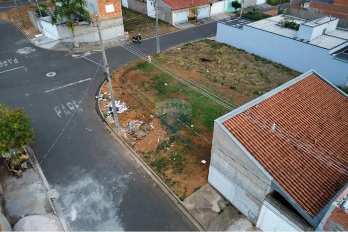 "Terreno à venda no Jardim Imperial, c/ 202,62 m² e totalmente plano e de esquina em Mogi
