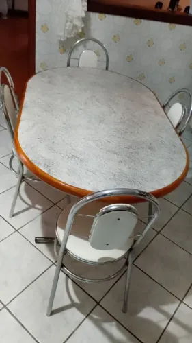 Mesa  de jantar com 4 cadeiras