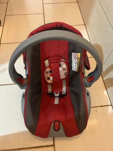 Carrinho de bebê com bebê conforto