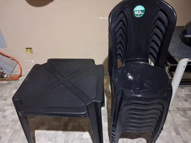 1 mesa com 8 cadeiras