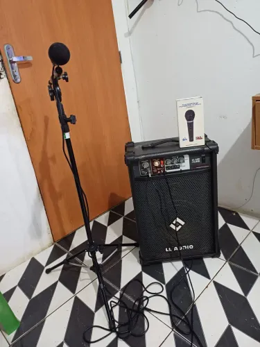 Caixa amplificada+ microfone com pedestal 