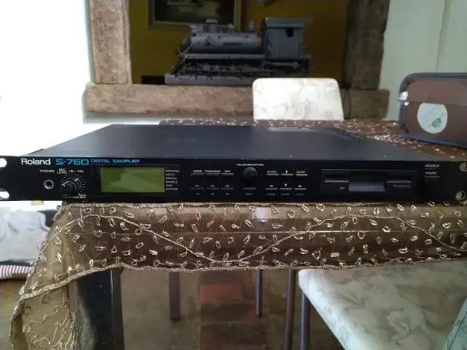 Sample Digital Roland S-760