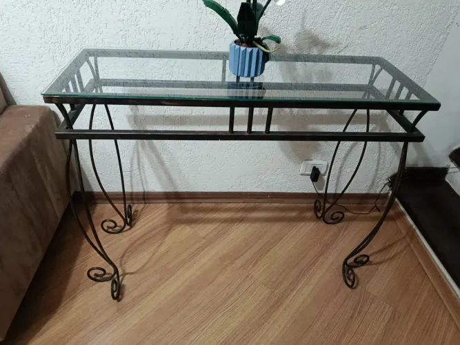 Aparador em ferro e vidro 