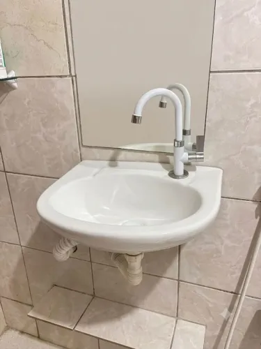 Vendo pia para banheiro na porcelana branca com a torneira