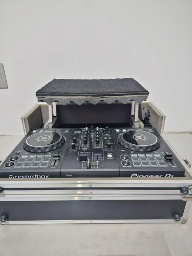 DDJ 400 semi nova com case com tomada