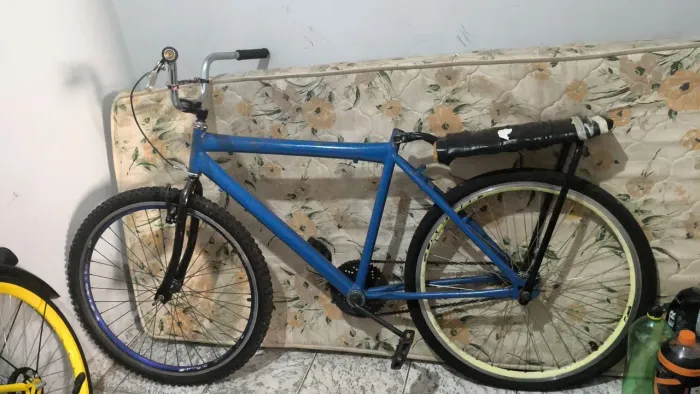 Vendo bike, comprei mais não tô andando está parada, único defeito e o pneu mucho