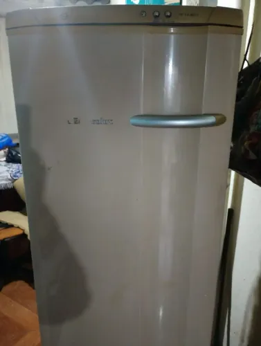 Freezer vertical Electrolux usado barato só tá gelando do meio pra cima