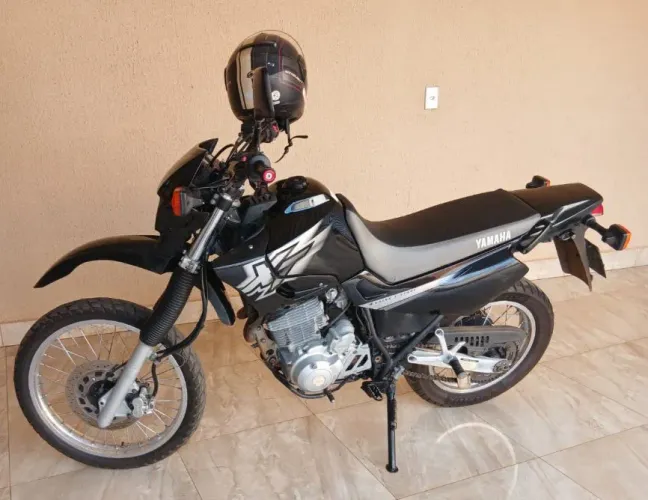 Moto toda original com exceção da ponteira do escapamento moto top uma lenda da yamaha 