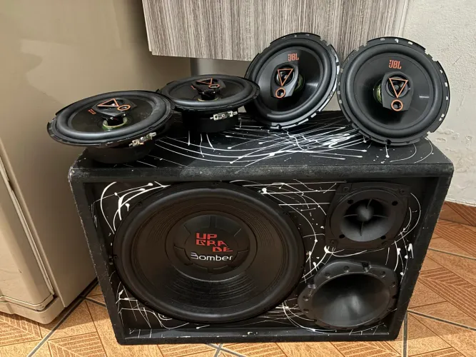 Som interno de qualidade ( trio bomber) + 4 falante 80w rms pras portas
